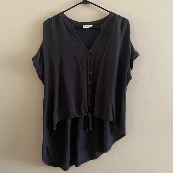 Universal Thread Tops - 🍍 3/$10 Universal Thread button top XXL